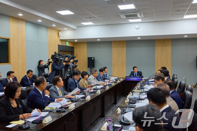 李대통령 "<b>산업정책</b> A부터 Z까지 완전 재점검해 K제조업 재도약"