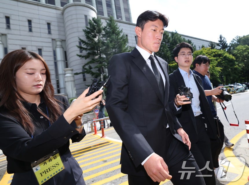 '불법 촬영' 혐의를 받는 축구선수 황의조(33·알라니아스포르)가 4일 오후 서울 서초구 서울중앙지방법원에서 열린 성폭력범죄의처벌등에관한특례법위반(카메라등이용촬영) 항소심 선고 공판에서 1심과 같은 징역 1년 집행유