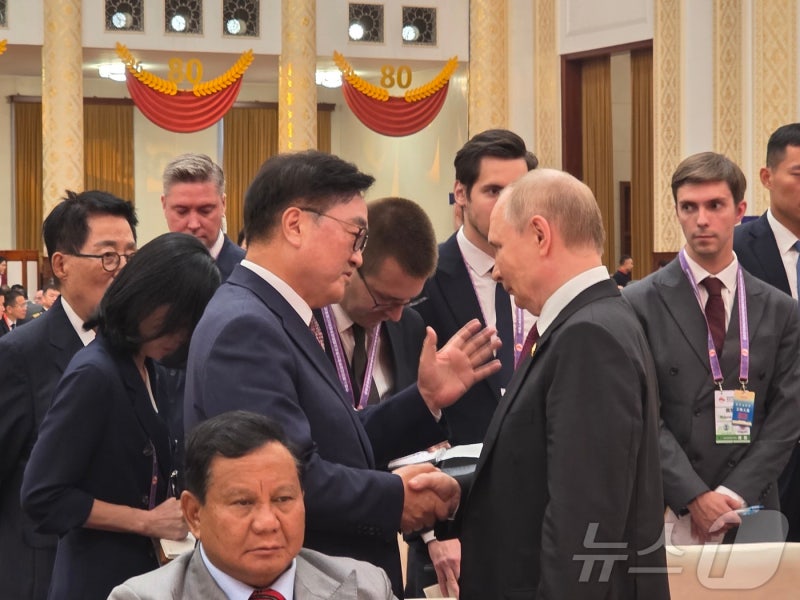 <b>우원식</b> "7년만이네요" 먼저 다가가 <b>인사</b>…<b>김정은</b> "네 반갑습니다"