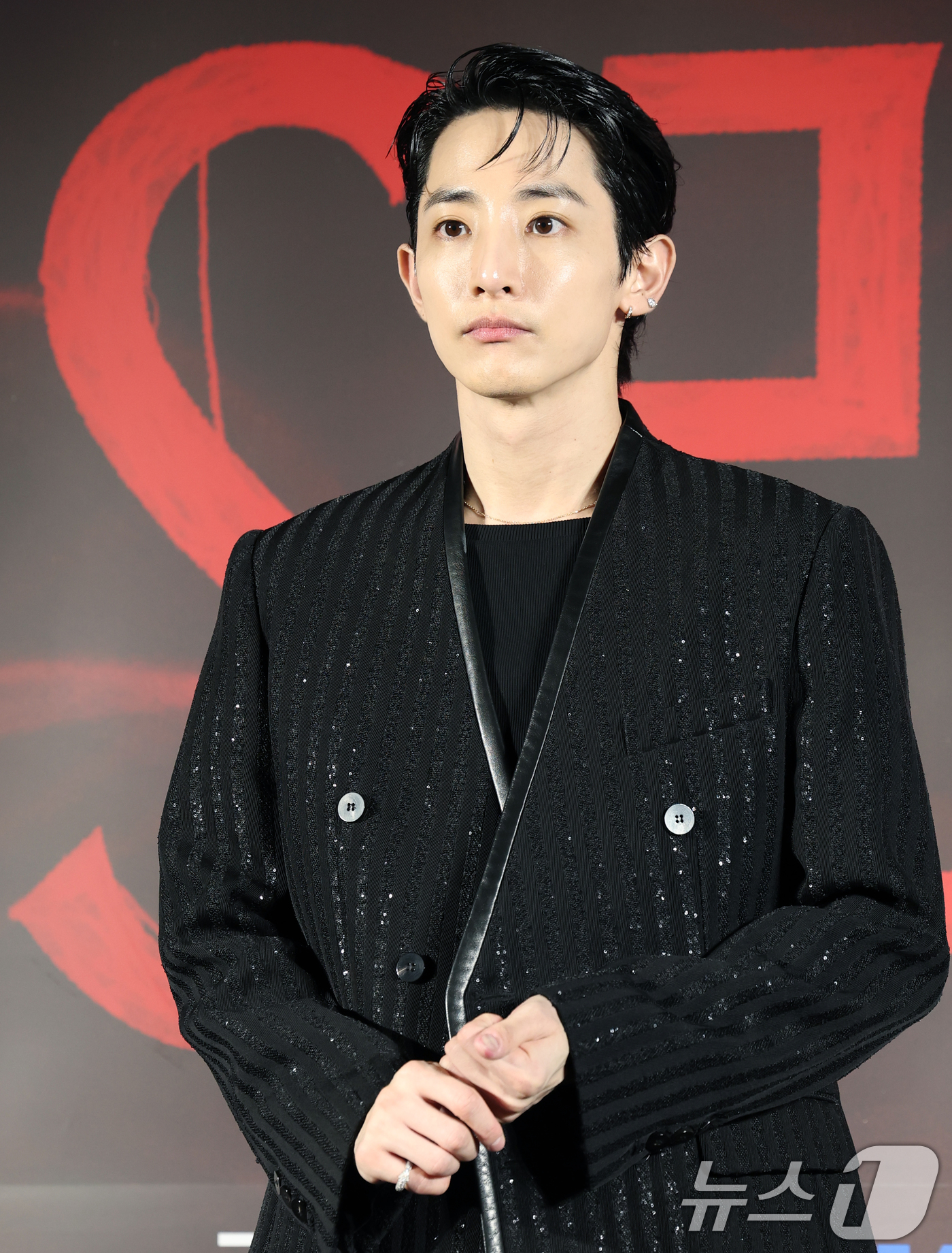 '땀 흠뻑' <b>이수혁</b>, 中<b>팬미팅</b> 12시간 혹사 <b>논란</b>…소속사 "예기치 못한 상...