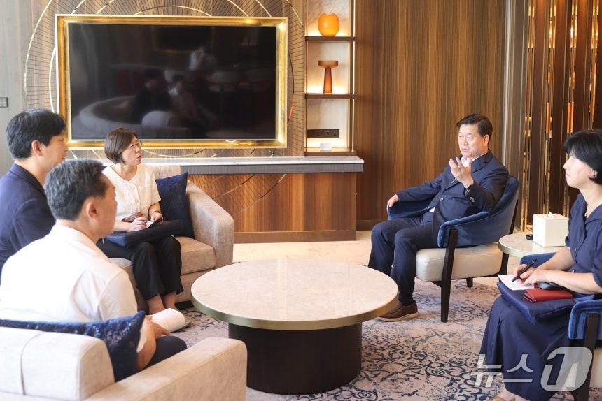 박승원 광명시장(오른쪽 위)이 인천 인스파이어 아레나 관계자들과 만남을 갖고 있다.(광명시 제공)