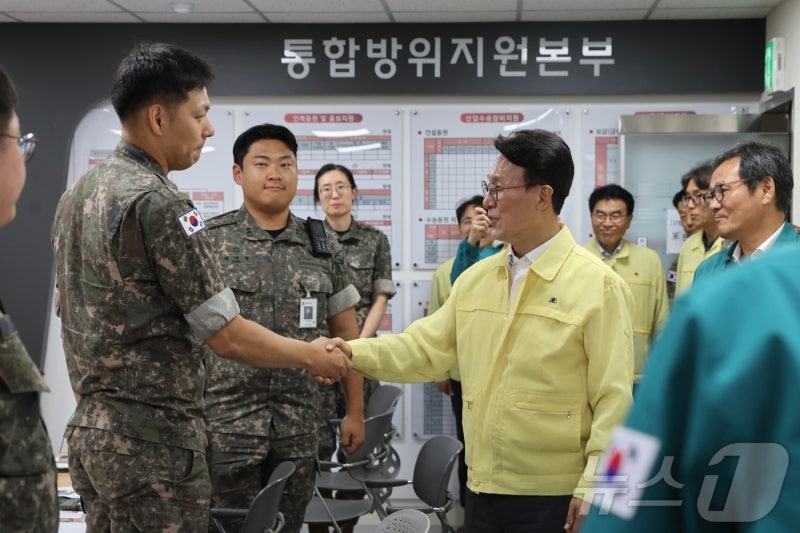 <b>강릉</b> 찾은 김 총리 "하늘만 볼 수 없어…실질 <b>대책</b> 추진해야"