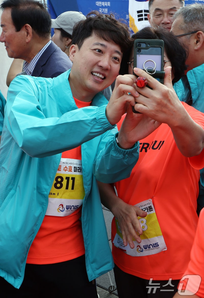 <b>마라톤</b> 참가자와 기념 사진 찍는 <b>이준석</b> 대표