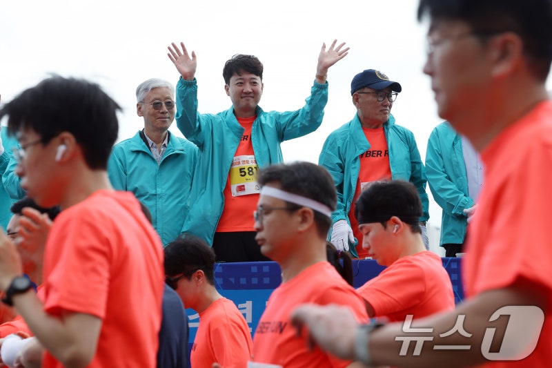 <b>마라톤</b> 참가자들 응원하는 <b>이준석</b> 대표