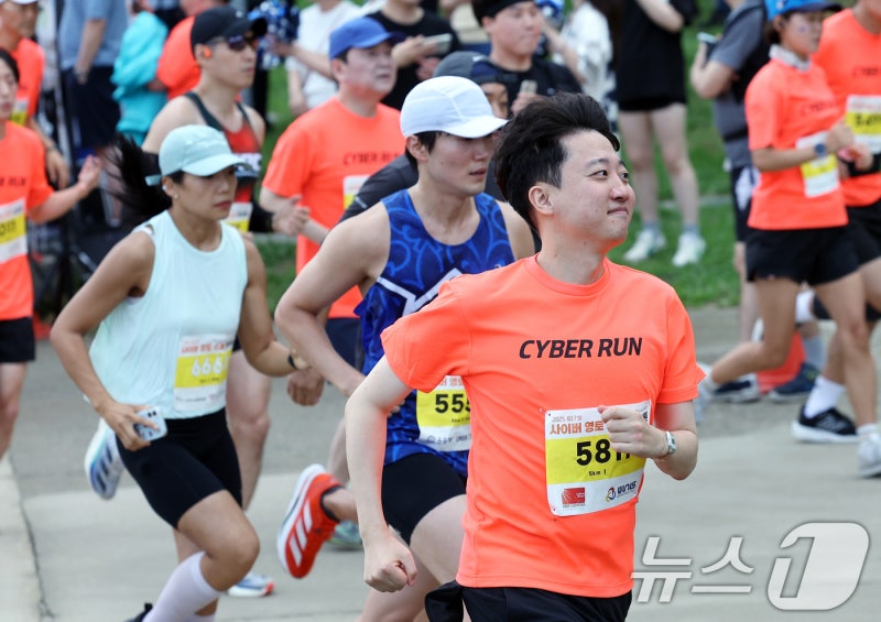 힘차게 달리는 <b>이준석</b>