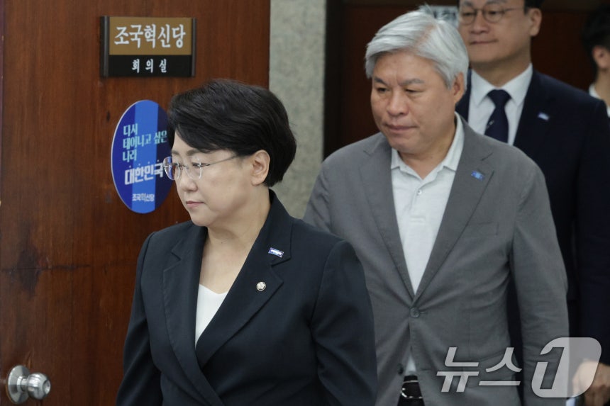 김선민 조국혁신당 대표 권한대행과 서왕진 원내대표가 7일 오후 서울 여의도 국회에서 가진 긴급 최고위원회의에 참석하고 있다. 이날 조국혁신당 지도부는 성 비위 파문과 관련해 지도부 전원 사퇴를 밝혔다. 2025.9.