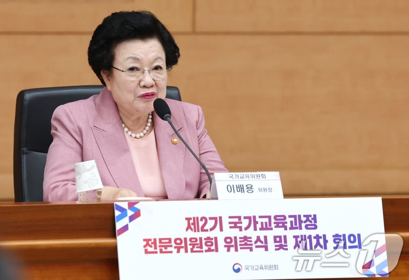 李대통령, '<b>매관매직</b>' <b>의혹</b> <b>이배용</b> 국교위원장 면직안 재가