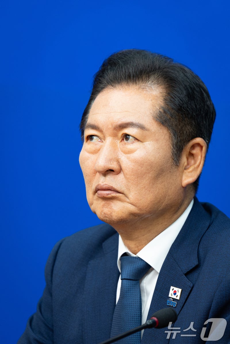 <b>삼성전자</b> 찾은 <b>정청래</b>…'반도체 특별법' 조속 처리 공감대
