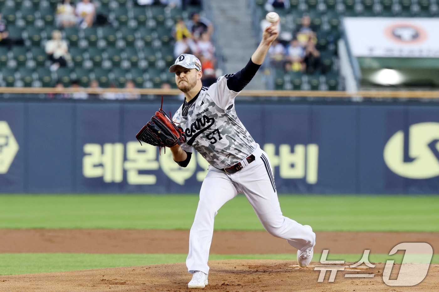 역투하는 <b>두산</b> <b>선발</b> 콜<b>어빈</b>