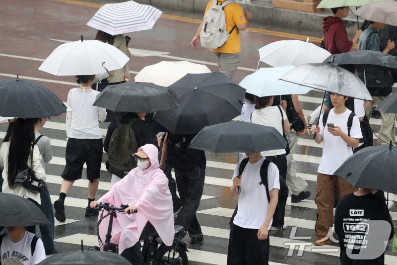 토요일 <b>가뭄</b> <b>강릉</b>에 60 '<b>단비</b>'…전국 최대 120↑ 집중호우