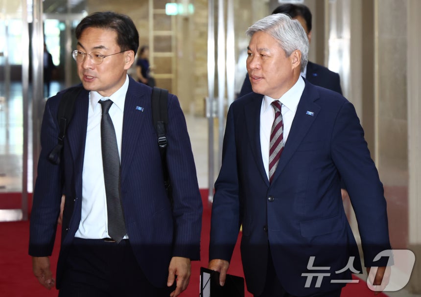 조국혁신당 서왕진 원내대표(오른쪽)와 신장식 의원이 11일 서울 여의도 국회에서 열린 비공개 당무위원회에 참석하고 있다. 2025.9.11/뉴스1 ⓒ News1 김민지 기자