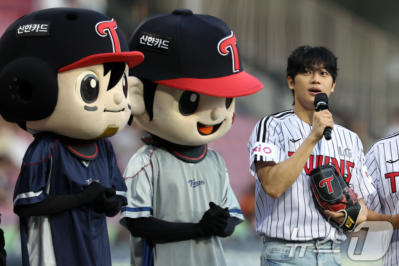 <b>시구</b> 나선 <b>배우 이신영</b>