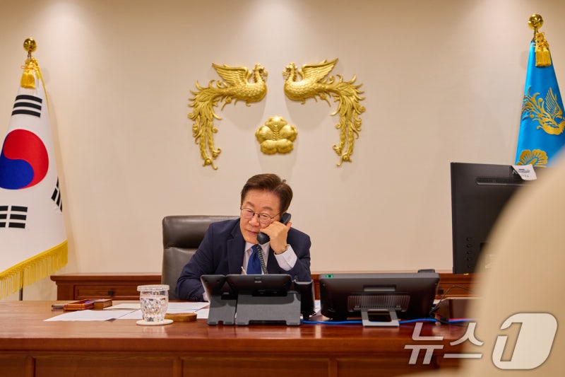 李<b>대통령</b>, 마크롱 <b>프랑스</b> <b>대통령</b>과 통화…"전략 산업 <b>협력</b> 잠재력 실현...