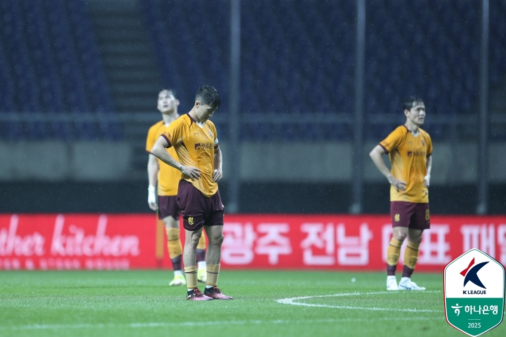 <b>FIFA</b>, <b>징계 미준수</b> 광주FC에 ‘벌금·겨울 선수 등록 금지’ 통보