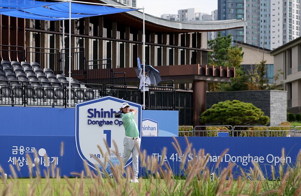 PGA 입성 앞둔 김성현, <b>신한동해 오픈</b> 공동 6위…日 <b>히가</b>, 3년 만에 정상