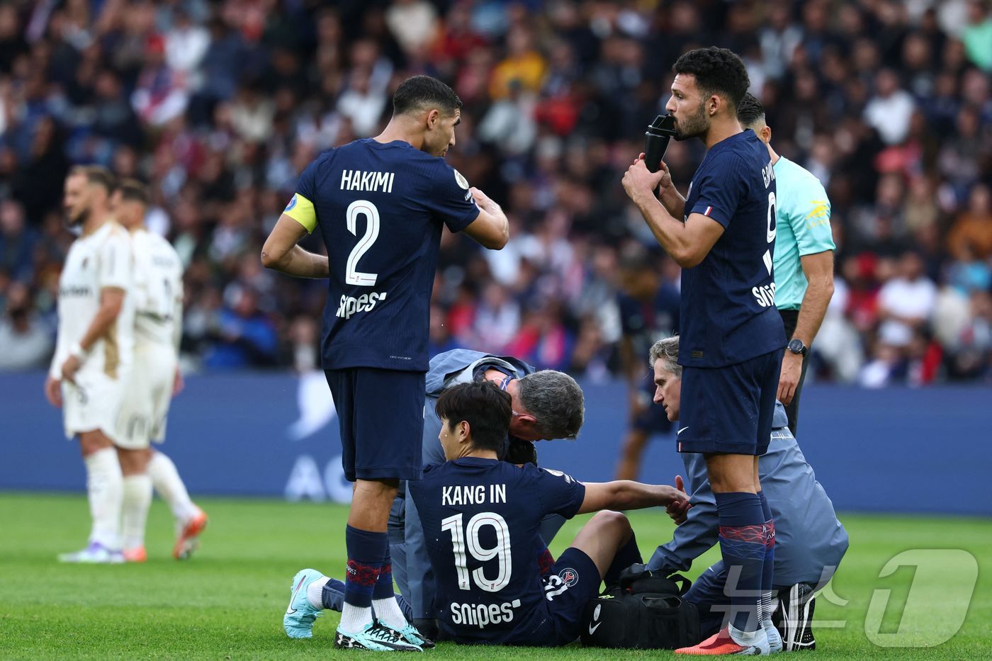 PSG <b>이강인</b>, 랑스전 슈팅 후 <b>발목 부상</b>…57분 뛰고 교체