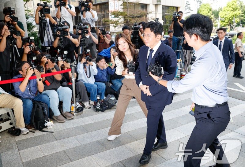 '2000억 <b>부당이득</b> 혐의' <b>방시혁</b> "송구…성실히 <b>조사</b> 임할 것"(종합)