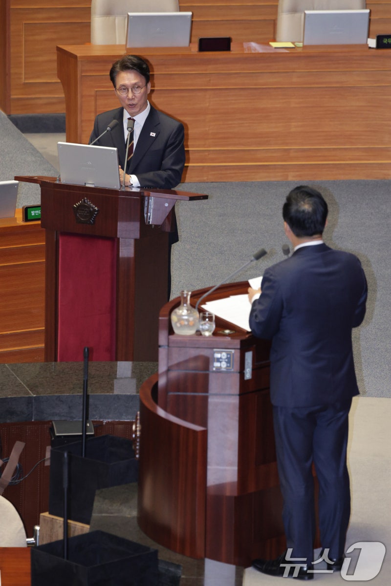 <b>답변</b>하는 <b>김민석 총리</b>