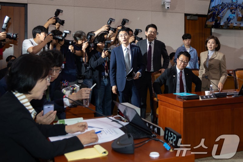 법사위 <b>나경원 간사 선임</b> 與주도 <b>부결</b>…국힘 "독재 끝판왕"(종합)