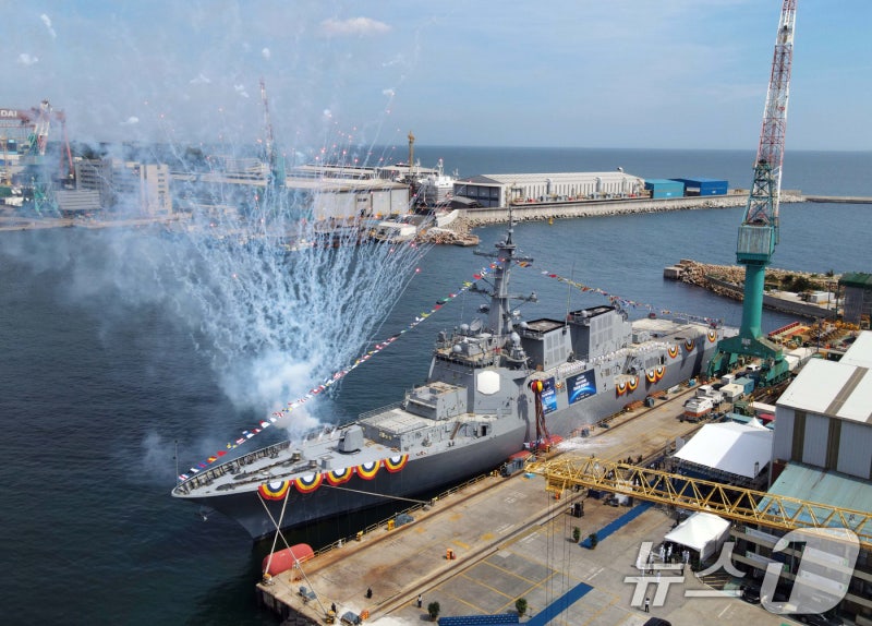 최첨단 <b>이지스구축함</b> '<b>다산정약용함</b>' 위용