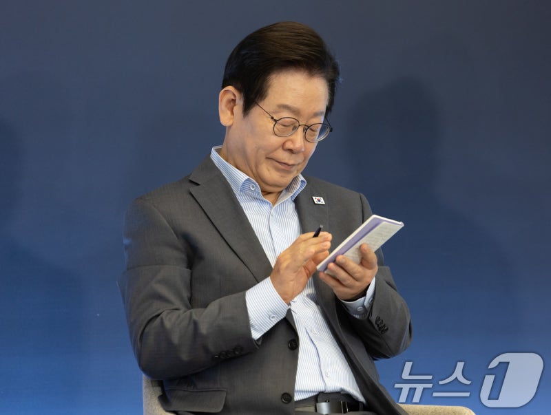 李<b>대통령</b> "한미<b>관세협상</b>, 美 요구대로 받아들였다면 <b>탄핵</b>됐을 것"