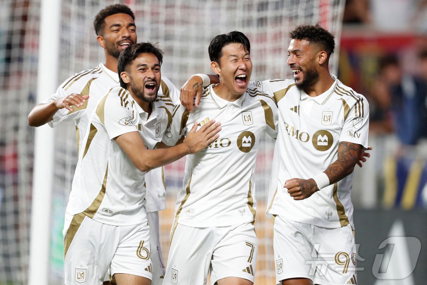 <b>손흥민</b>, MLS 첫 <b>해트트릭</b>…LA FC, 4-1 완승