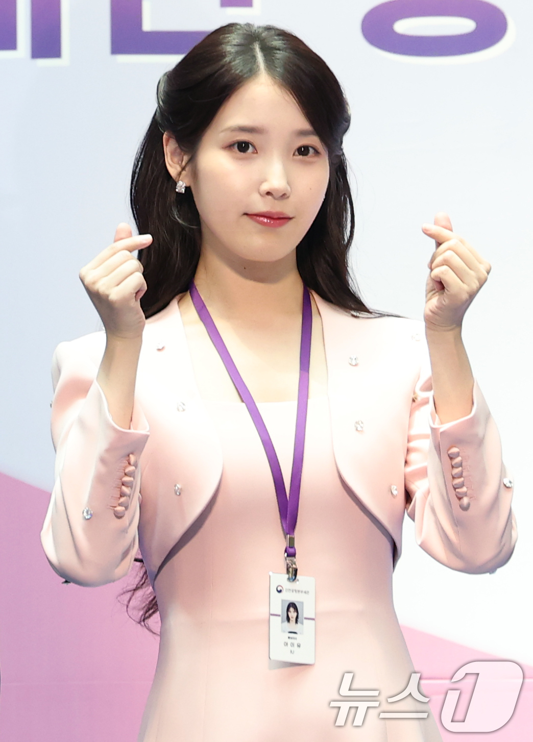 <b>아이유</b>, 또 <b>2억</b>원 <b>기부</b>…18일 데뷔 기념 "취약 계층 지원"