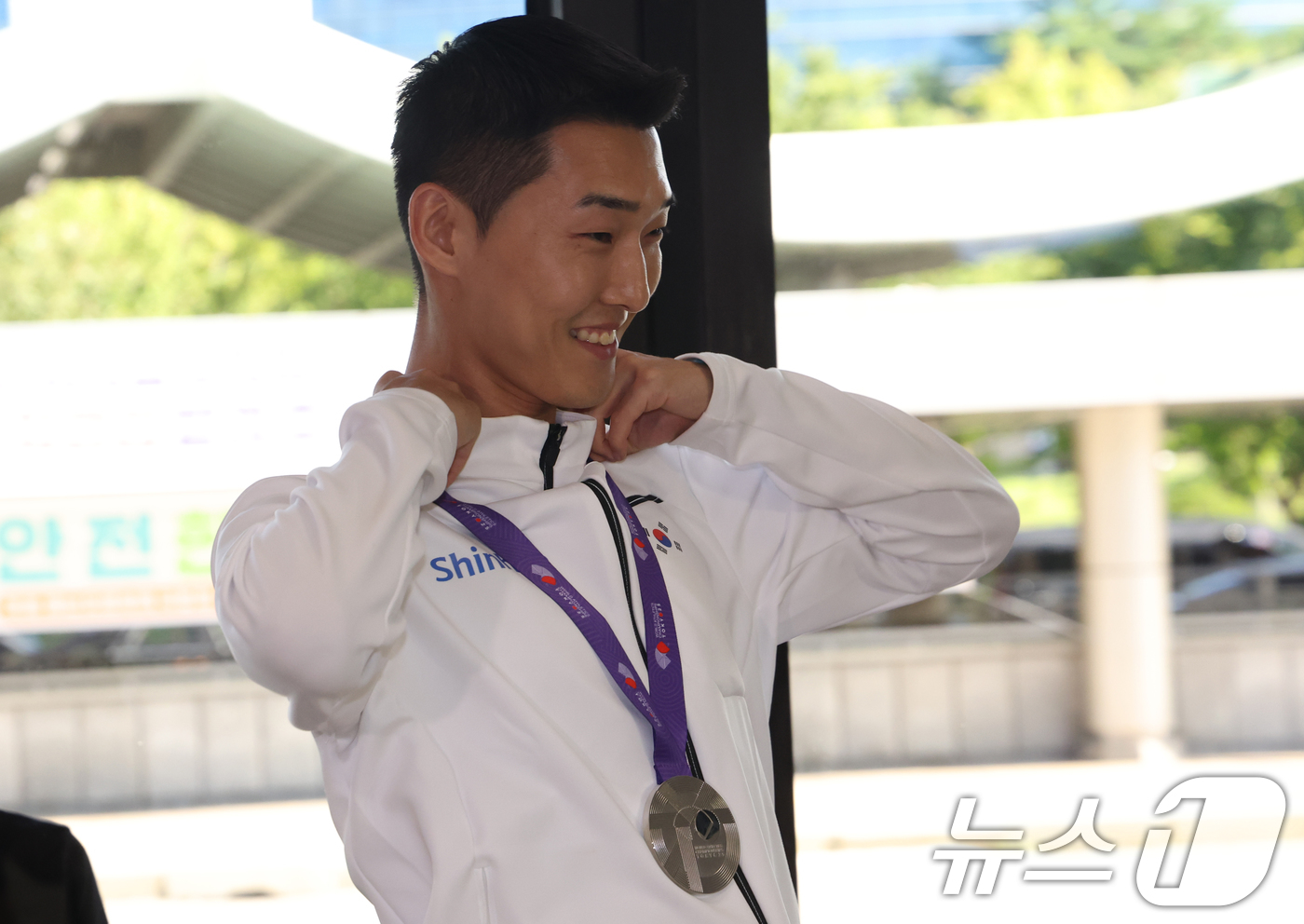 <b>세계선수권 은메달</b>, <b>우상혁</b>의 환한 귀국길