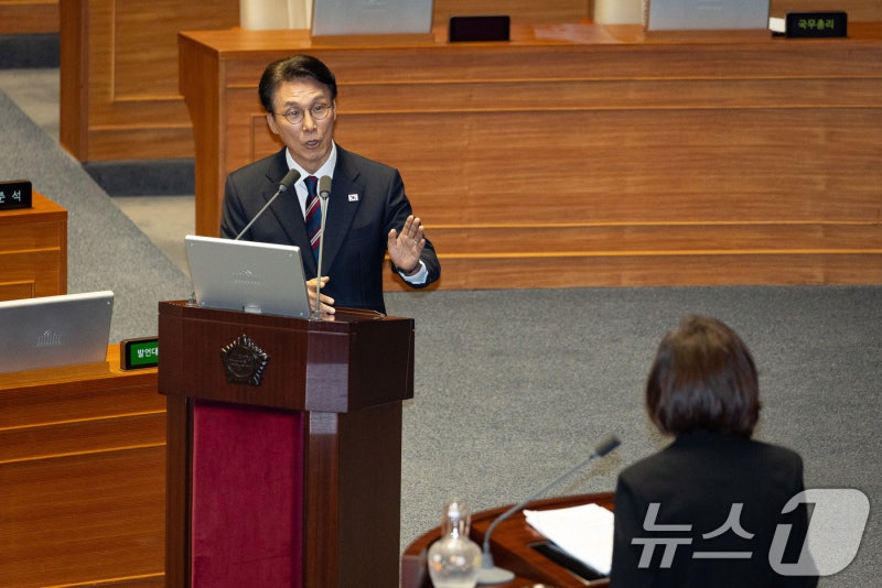 김 <b>총리</b> '4년 <b>연임</b>제 <b>개헌</b>' 李대통령 적용 여부에 "비현실적"