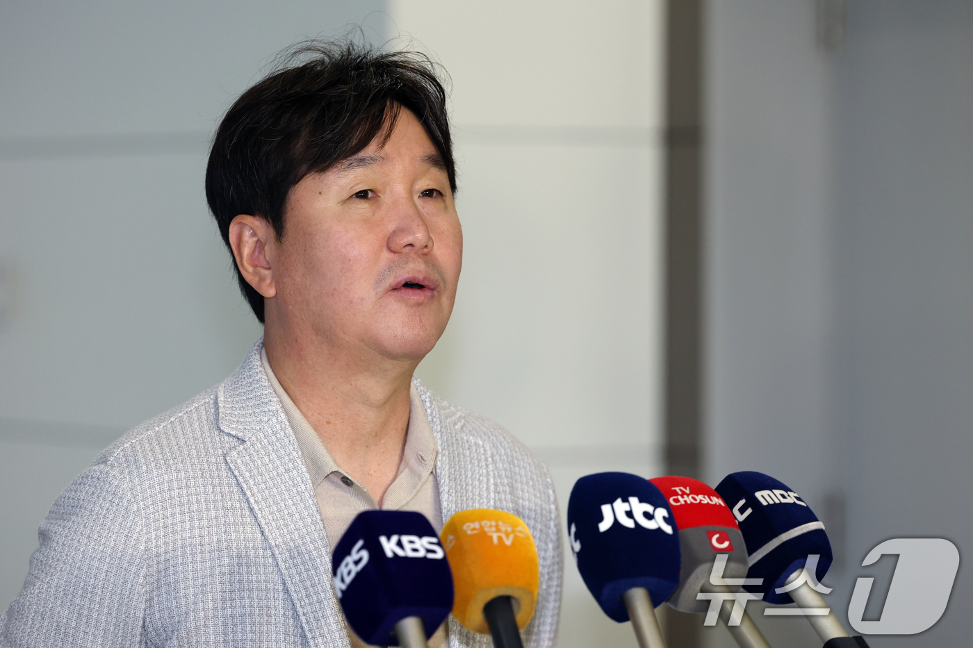 <b>미국행</b> 앞서 인터뷰 하는 <b>류지현 감독</b>