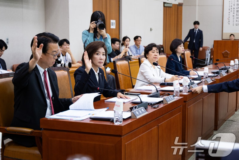 <b>국민의힘 법사위원</b>들, <b>의사진행</b> 발언 요구