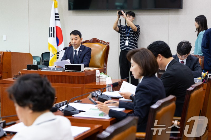 <b>국민의힘 법사위원</b>들 바라보는 김용민 <b>법사</b>위 법안심사1소<b>위원</b>장