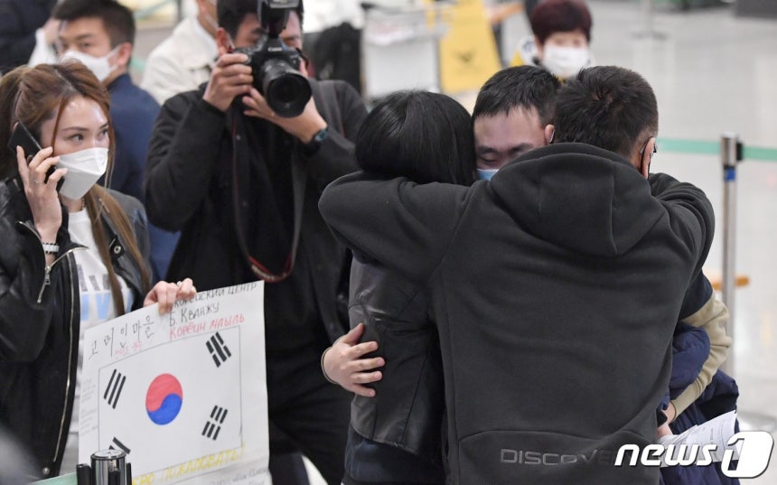 지난 2022년 우크라이나 전쟁으로 인해 피난 온 고려인 이스타니슬라브(23세)씨가 인천국제공항을 통해 입국한 뒤 광주광역시에서 올라온 부모님과 포옹하는 모습 2022.3.30/뉴스1 ⓒ News1 성동훈 기자