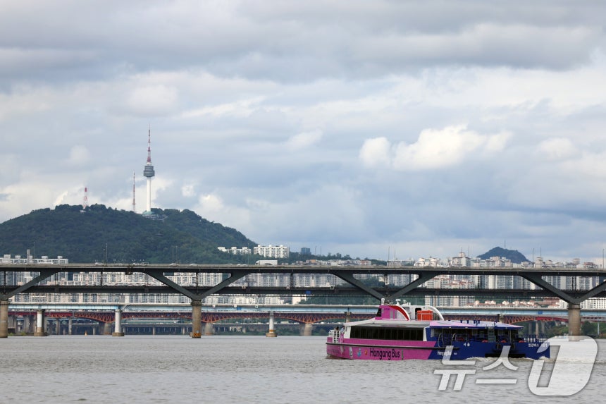 첫 운항 시작한 한강버스가 18일 오전 서울 송파구 한강버스 잠실 선착장에서 뚝섬선착장으로 이동하고 있다. 한강버스는 상행(마곡-잠실), 하행(잠실-마곡) 구간의 총 7개 선착장(마곡-망원-여의도-압구정-옥수-뚝섬-