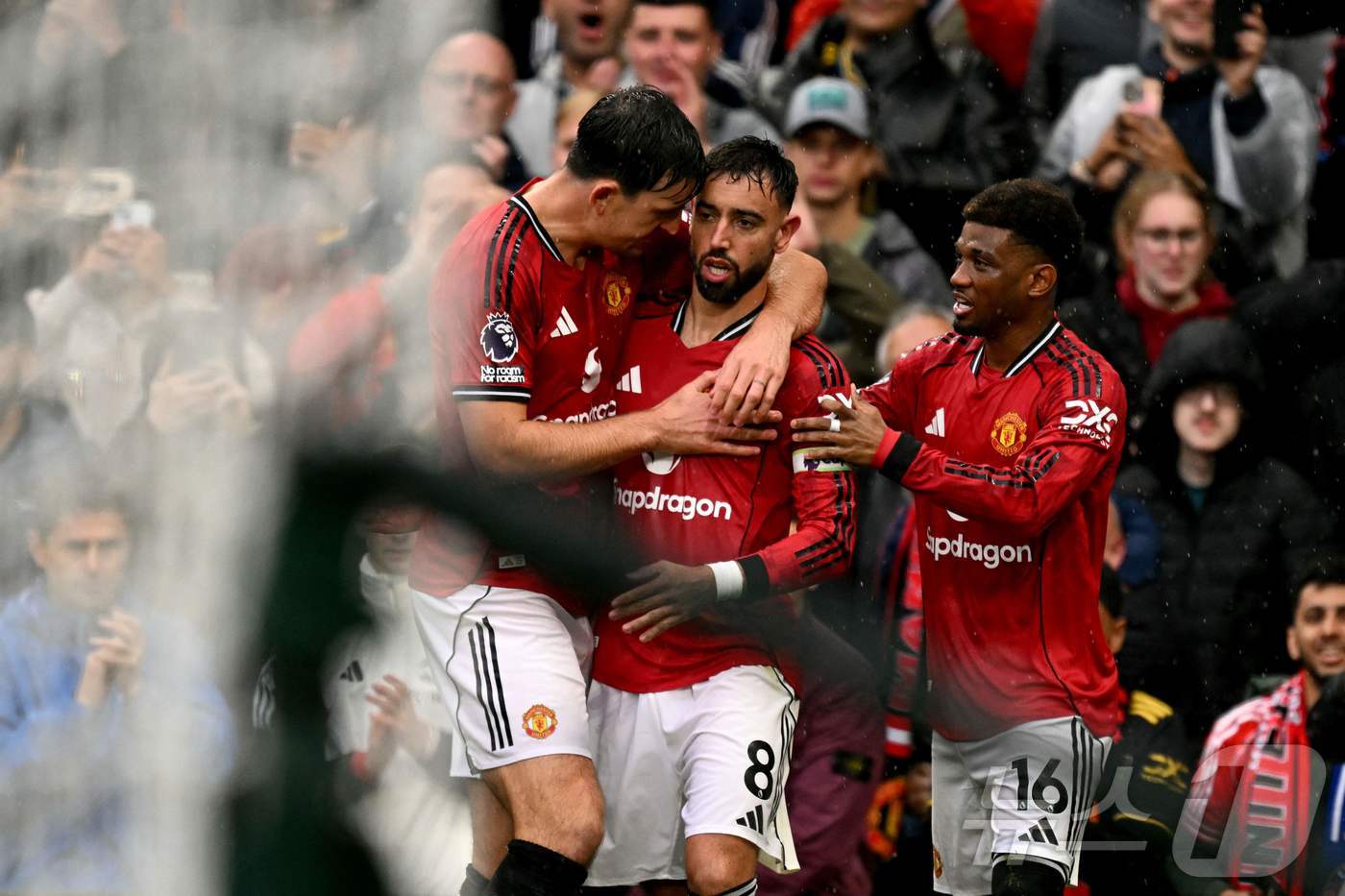 EPL <b>맨유</b>, '골키퍼 퇴장' <b>첼시</b> 2-1 격파…10위 도약