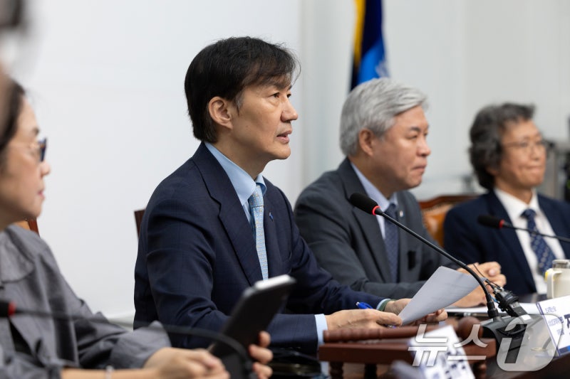 <b>조국</b> "가짜뉴스에 성비위 피해자 고통 계속…강력 조치할 것"