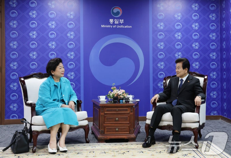 정동영 "<b>금강산</b>-<b>원산</b> <b>연계 관광</b> 실현되는 날 빨리 오길"