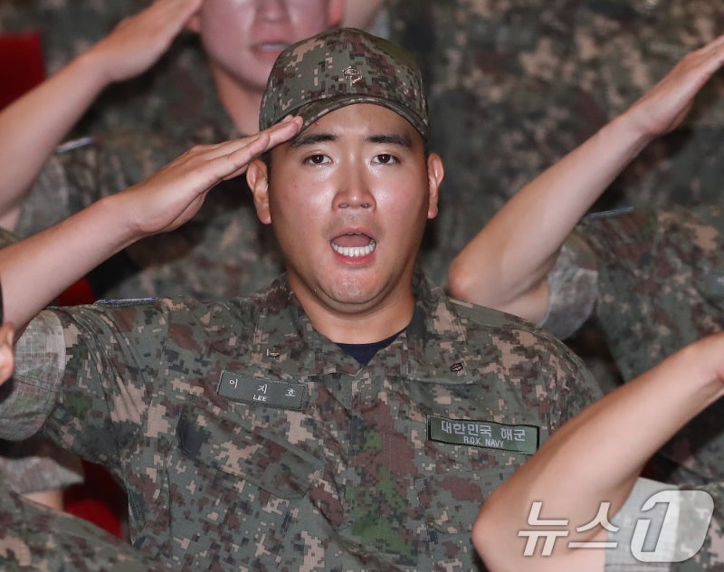 "포기하지 않겠습니다"…<b>이재용 장남</b> 지호 씨, <b>해군</b> 사관후보생 <b>입교</b>