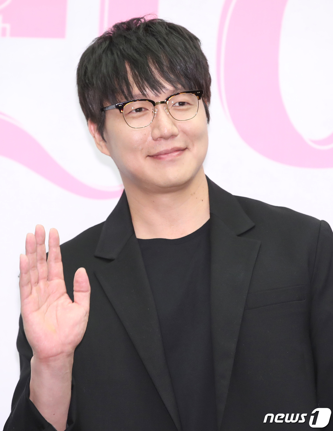 "다음 주 3개 올릴 것"…<b>성시경</b>, 1인 기획사 불법 운영 <b>논란</b> 후 <b>유튜브</b> ...