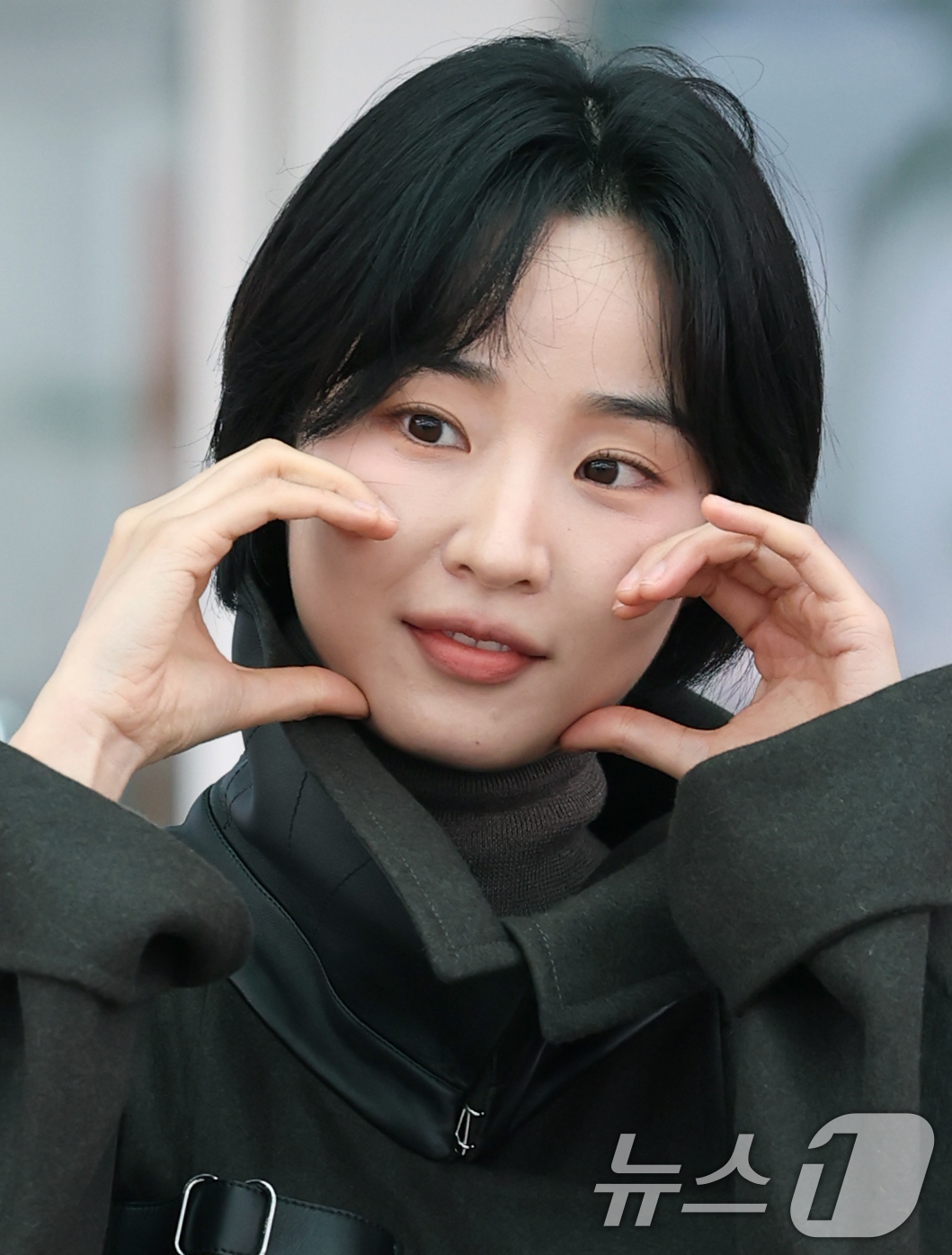 <b>방효린</b>, <b>애마부인</b>의 볼 하트