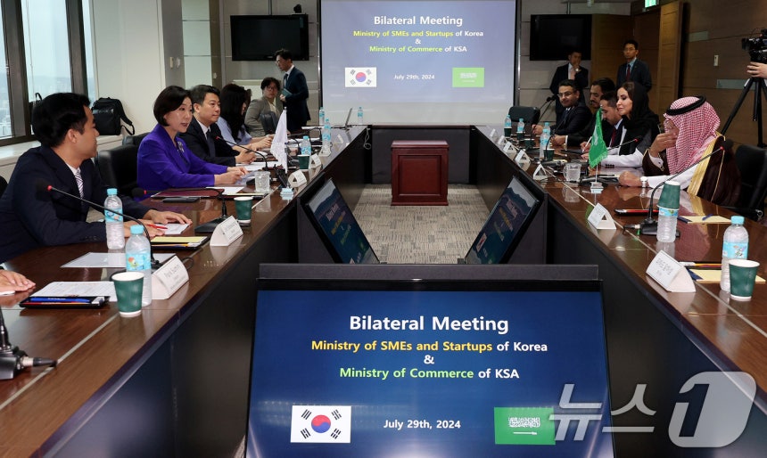 The Ministry of SMEs and Startups held a bilateral meeting with Majid bin Abdullah AlQasabi, the Minister of Commerce of Saudi Arabia, at the Seoul Regional Headquarters of the Korea Technology Finance Corporation in Yeouido, Seoul, last July. (Photo in the article is unrelated to the content)