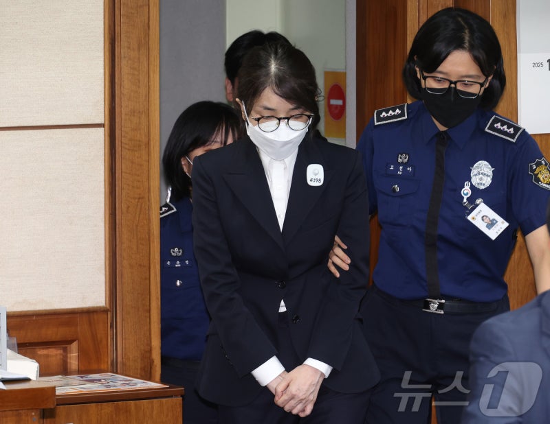 '4398' <b>김건희</b> <b>첫 재판</b> 40분 만에 종료…"혐의 부인"(종합)