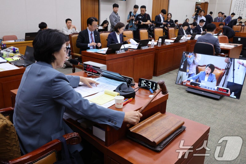 李<b>정부</b>개편안·방송미디어통신위 설치법 법사위 통과(종합2보)