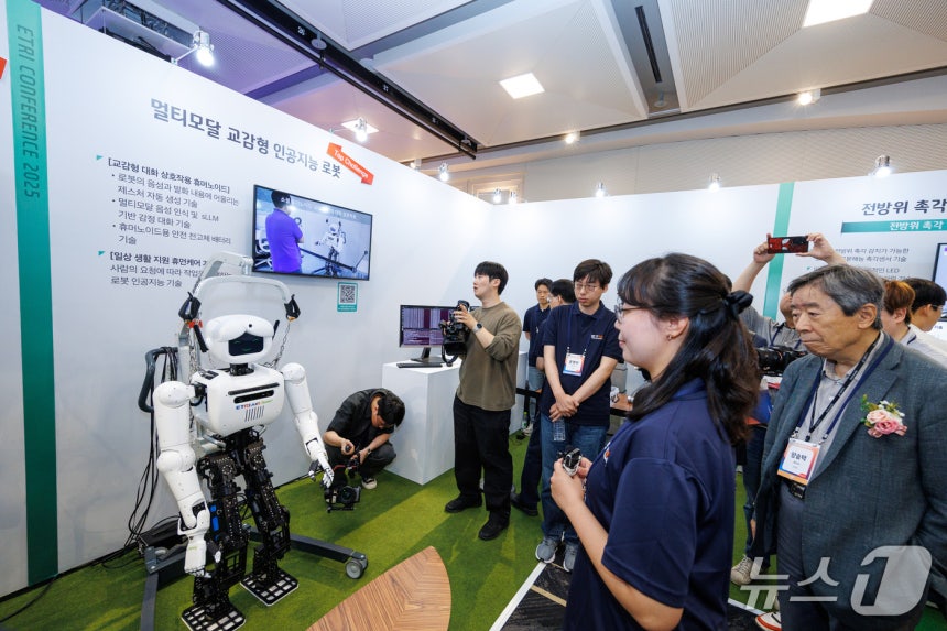 지난 6월 ETRI 컨퍼런스에서 공개된 교감형 AI 로봇 '소노이드'(ETRI 제공) /뉴스1