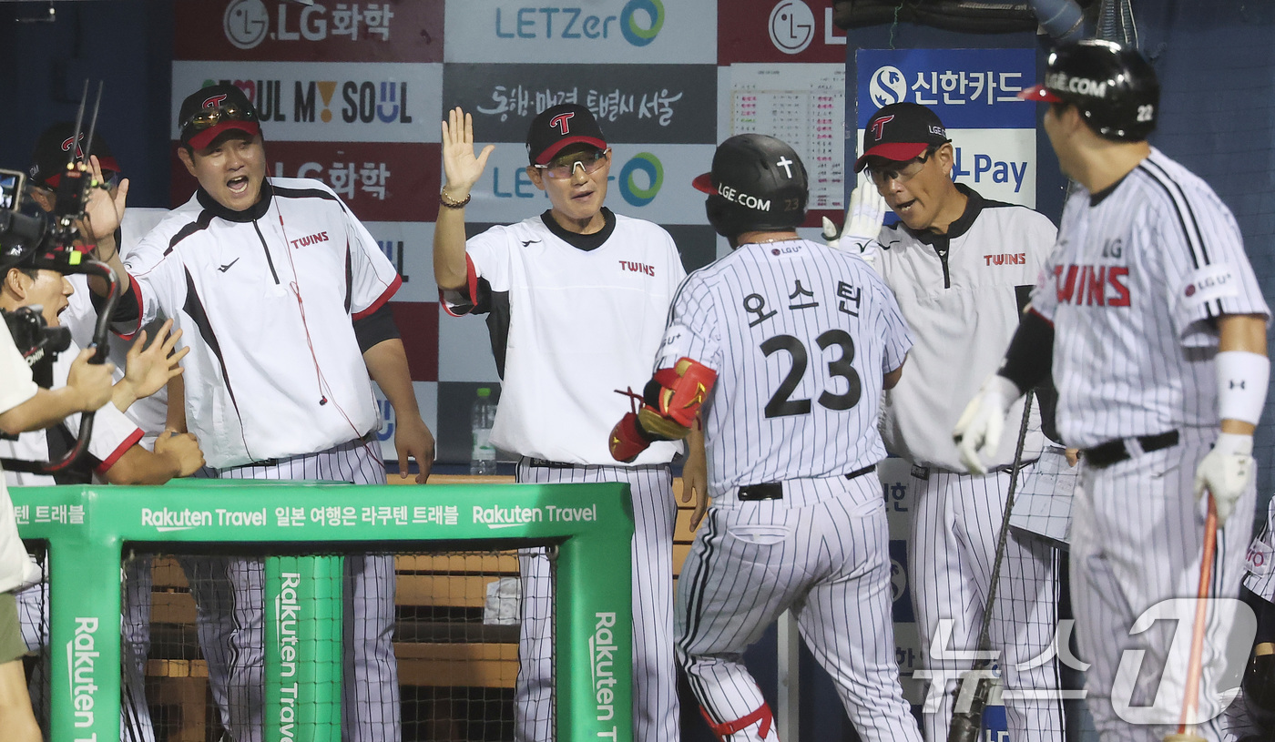 <b>LG</b>, 롯데 잡고 정규시즌 우승 매직넘버 '3'…3위 싸움 혼전(종합)