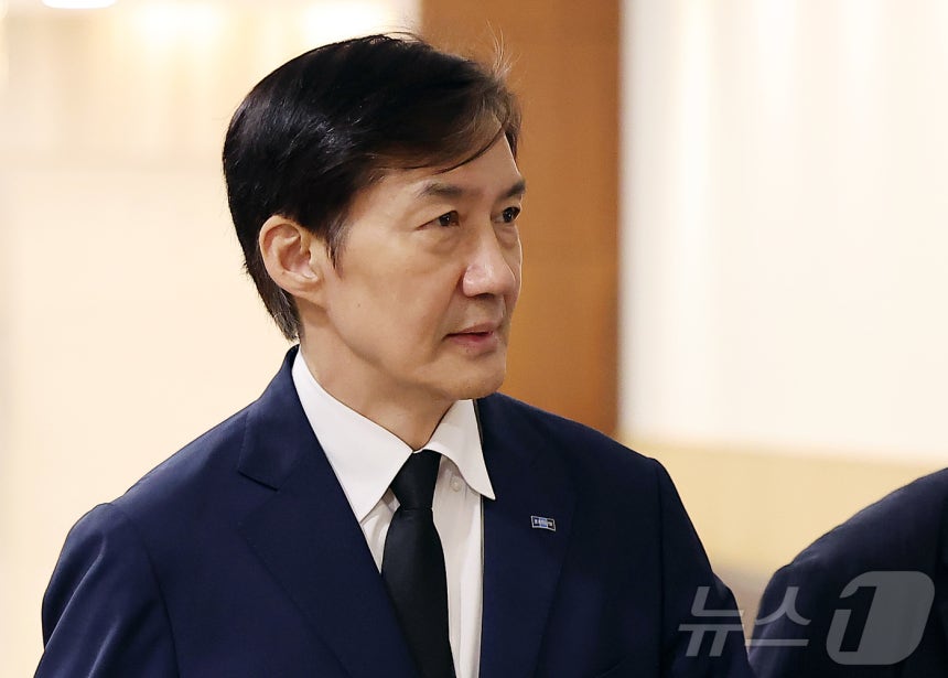 조국 조국혁신당 비상대책위원장이 지난 24일 서울 서대문구 연세대 신촌세브란스병원 장례식장에 마련된 김홍업 김대중평화센터 이사장의 빈소로 향하고 있다. 2024.4.18/뉴스1 ⓒ