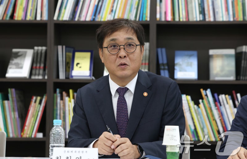 <b>최휘영 장관</b>, 출판계 소통 <b>간담회</b> 개최
