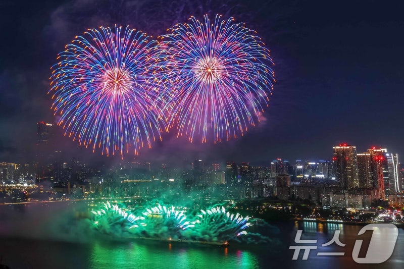 100만명 몰리는 '<b>불꽃축제</b>'…여의동로 전면통제·여의나루역 무정차
