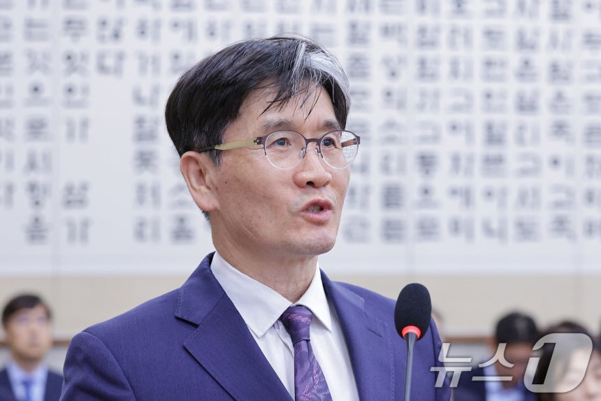 오동운 공수처장이 지난 4일 오후 서울 여의도 국회에서 열린 법제사법위원회 전체회의에서 2024 회계연도 예비비지출 승인의 건에 대한 감사 인사를 하고 있다. 2025.9.4/뉴스