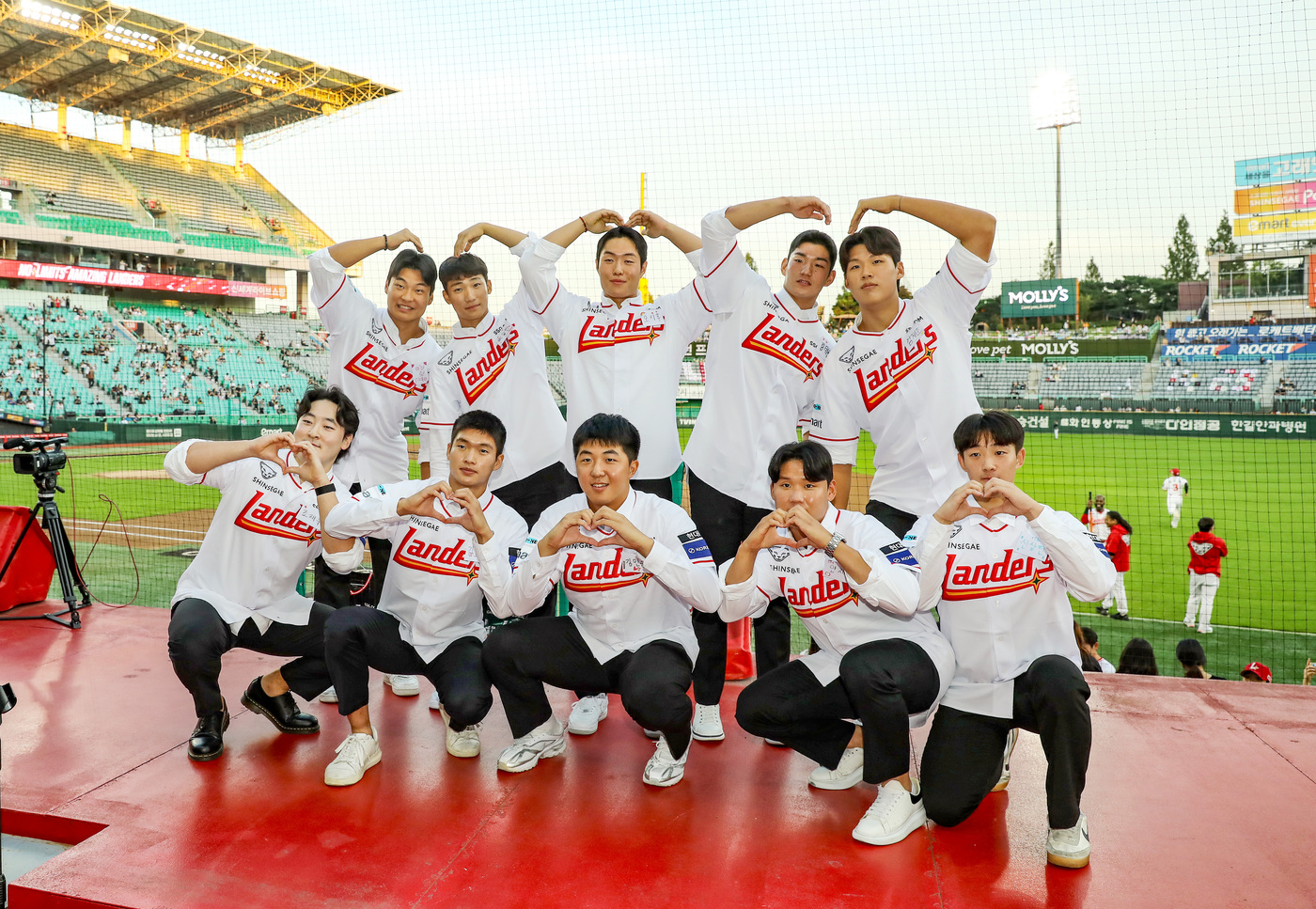 프로야구 SSG, 1라운더 투수 <b>김민준</b>과 <b>2억 7000만원</b>에 <b>계약</b>
